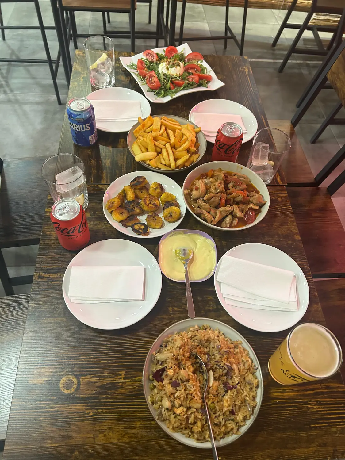 Mesa con varias raciones para compartir