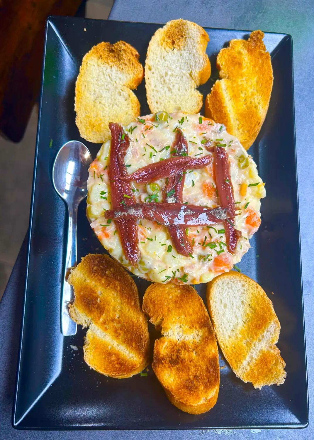 Ensaladilla con anchoas y tostadas