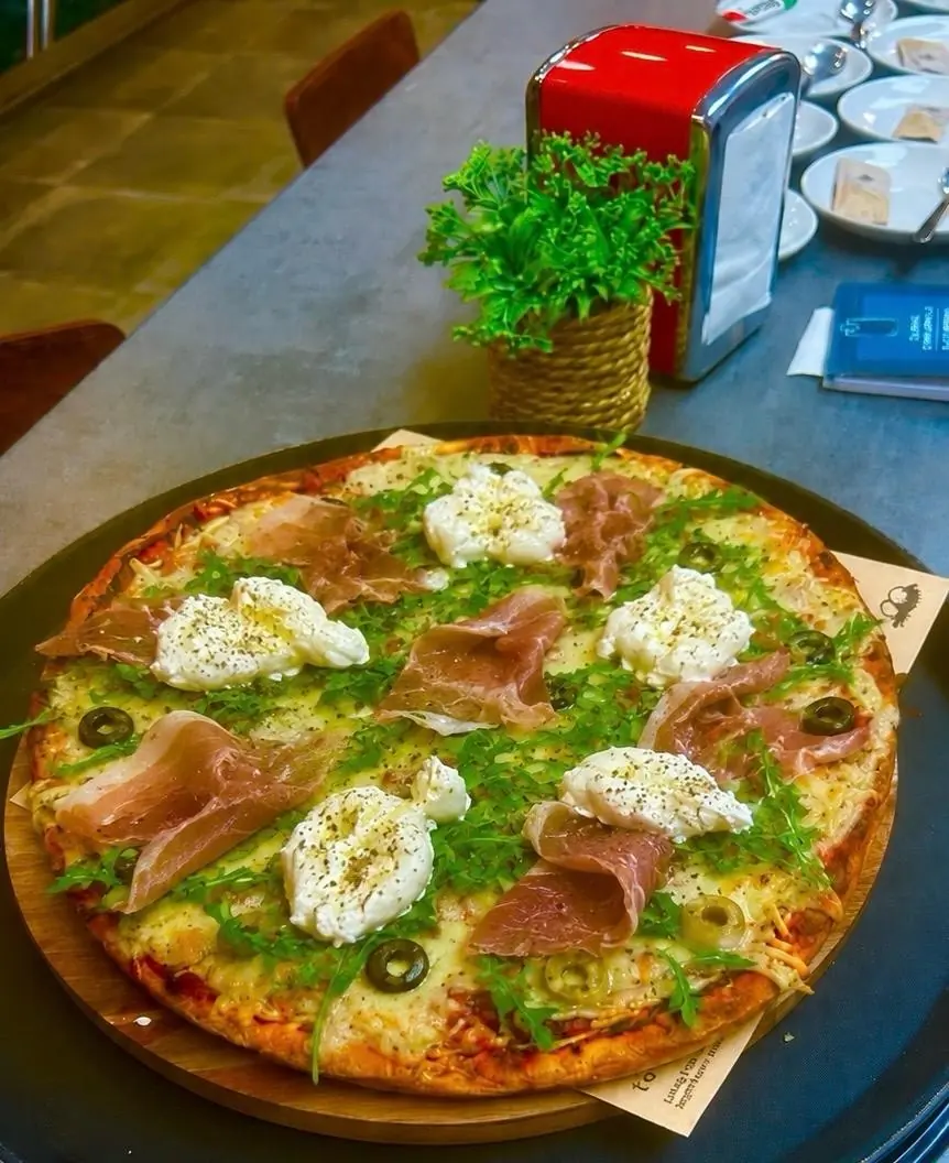 Pizza con jamón, rúcula y burrata
