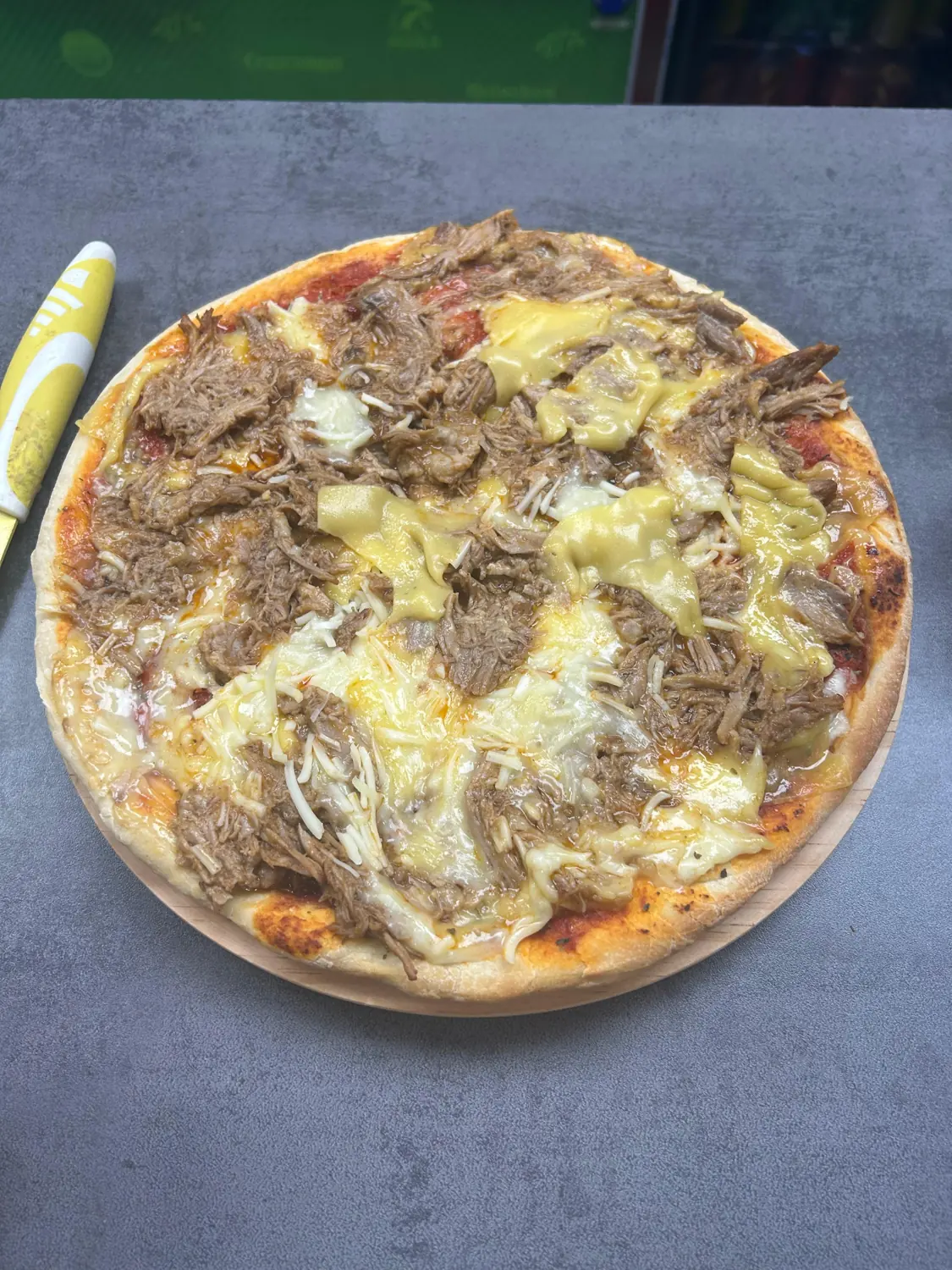 Pizza de carne con queso fundido
