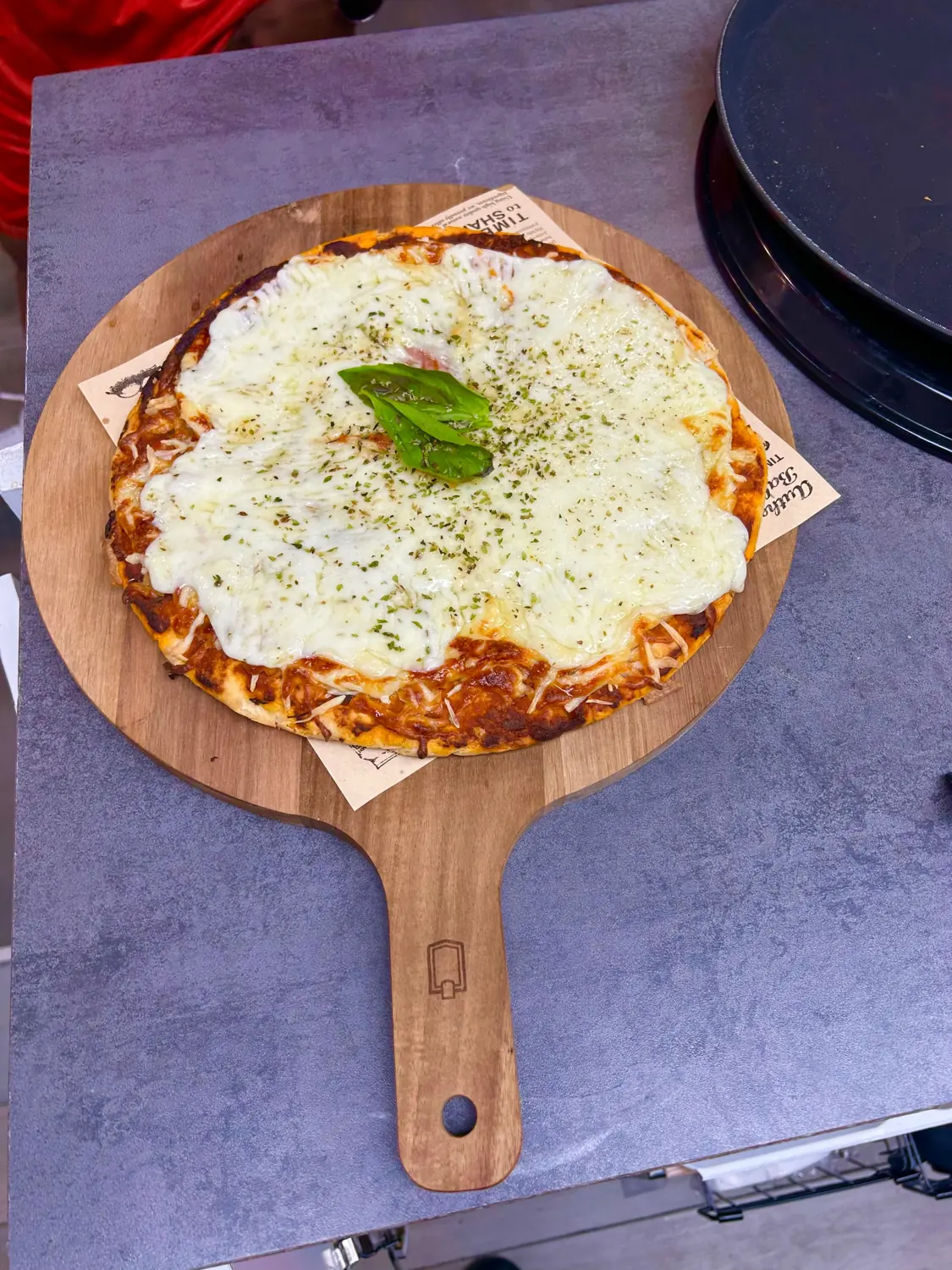 Pizza margarita con albahaca