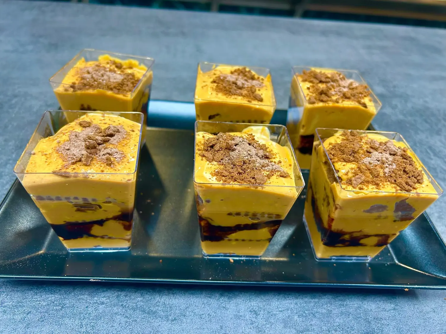 Postre en vasito con crema y galleta